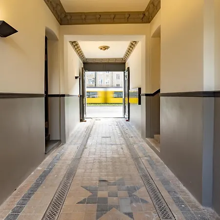 Appartement Coolest In Berlin, Easy Check-in, Close To Center, Black & White Maisonette #6 Berlijn